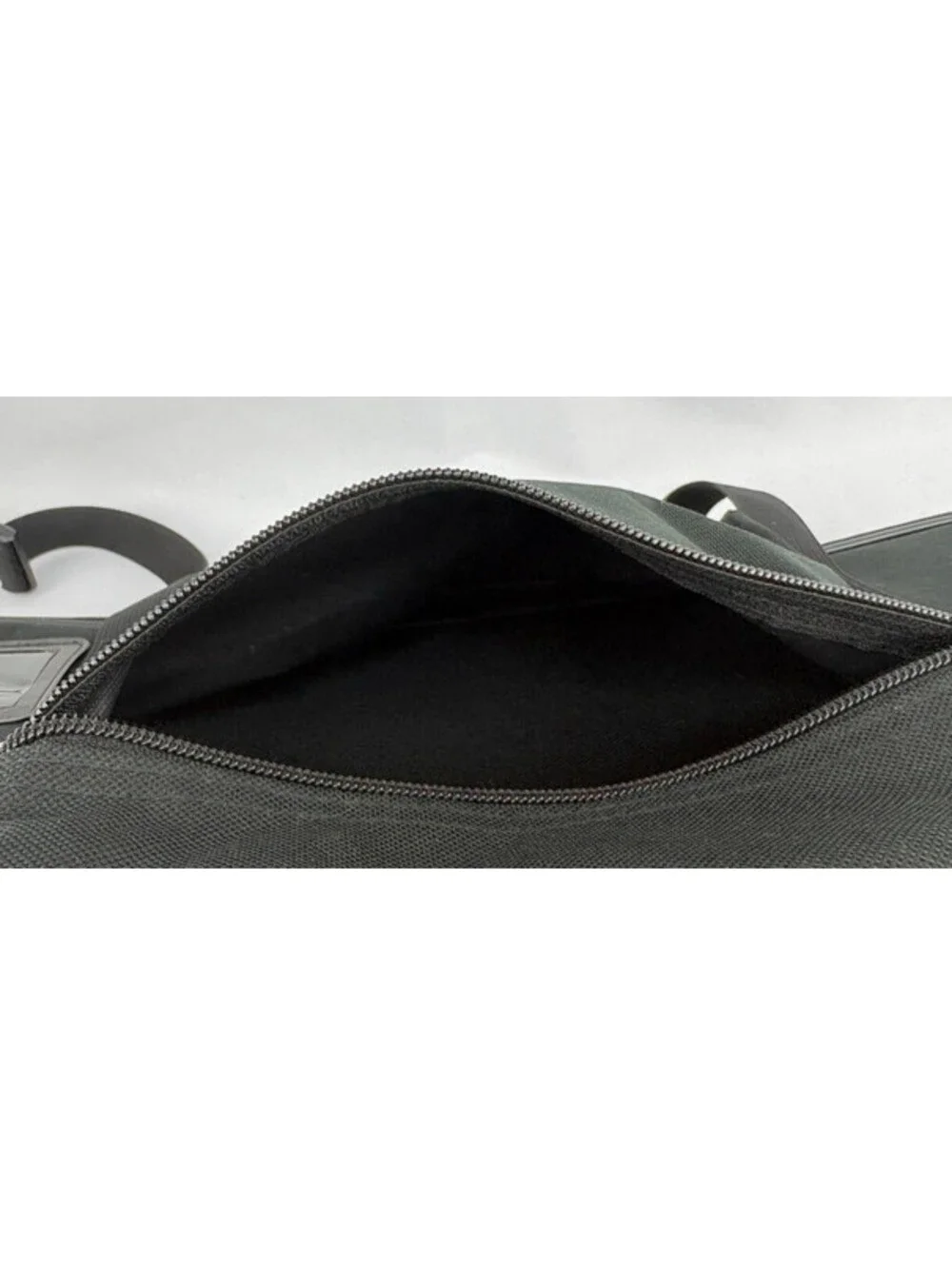 Mercer Culinary 21-Pocket Triple Zip Black Knife Carrying Case
